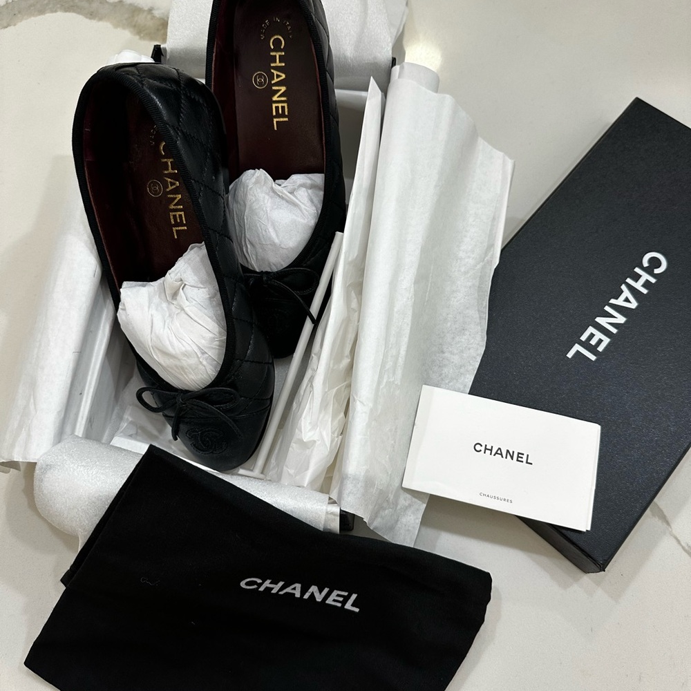 CHANEL Black Quilted Leather Ballerina Flats with CC Toe